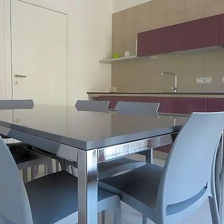 Komodo Short Stay Apartments 4*